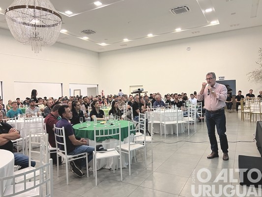 Cotrifred reúne mais de 300 produtores em FW para debater sobre bovinocultura de leite