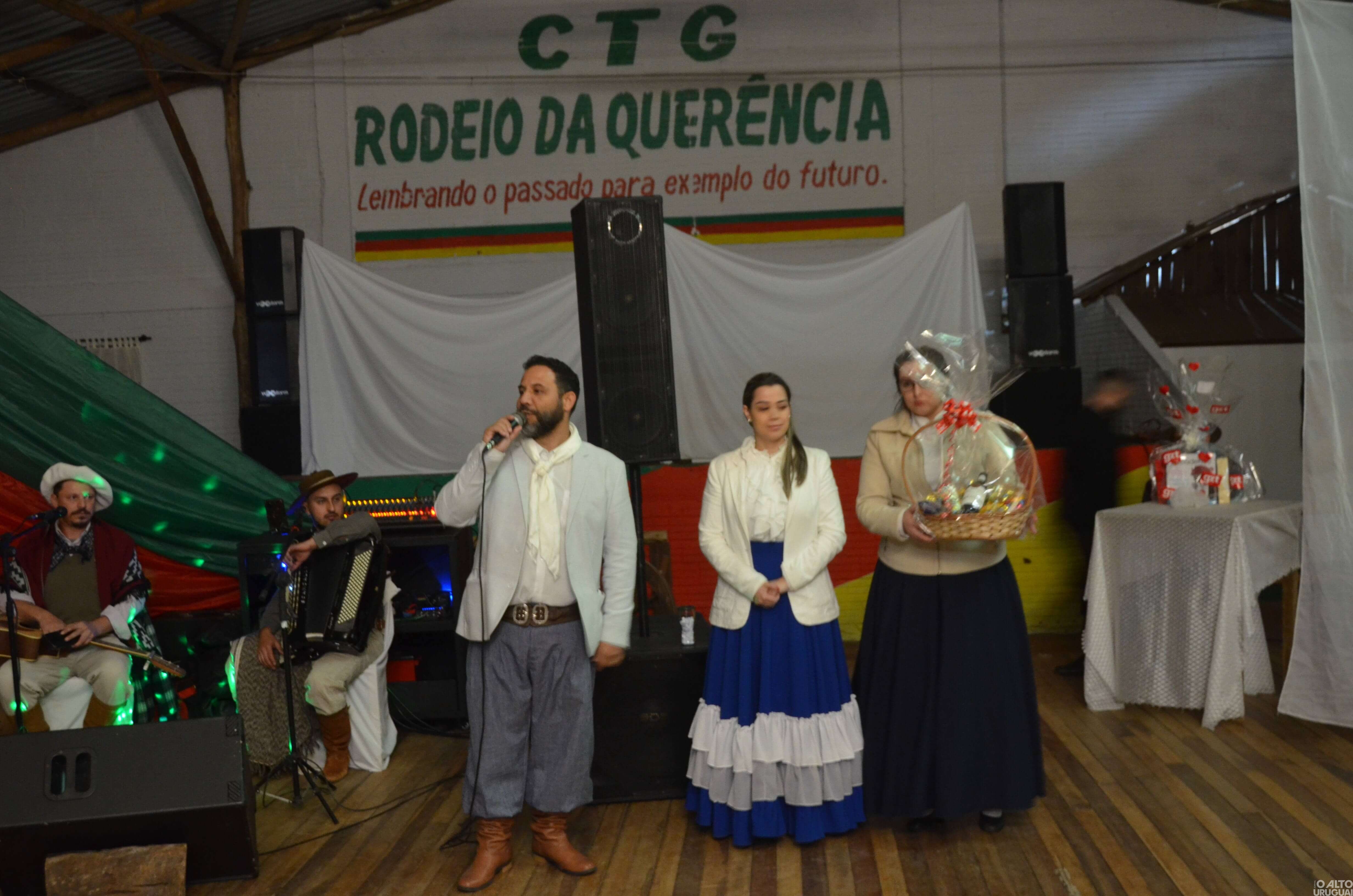 Noite do Galanteio reúne casais no CTG Rodeio da Querência