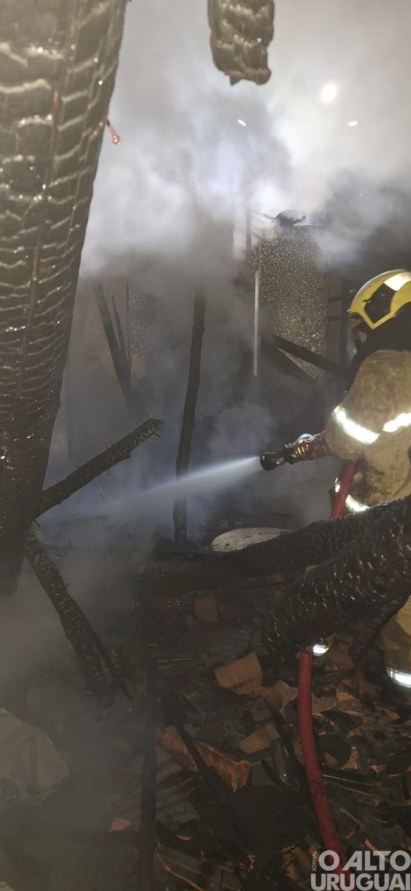 Incêndio destrói prédio de antigo bar e restaurante em Palmeira das Missões