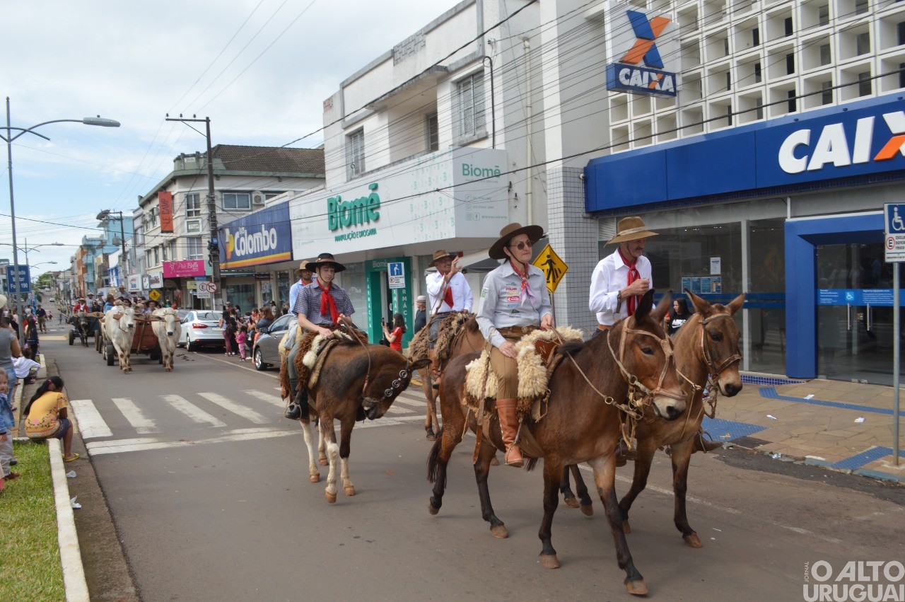 Desfile Farroupilha encerra festejos de FW