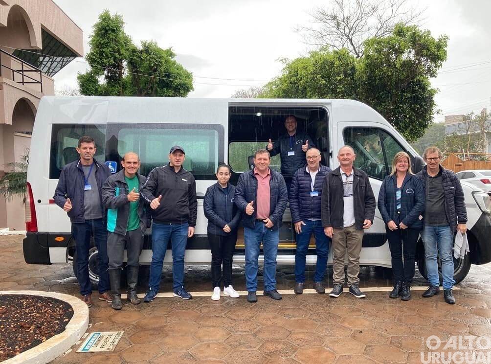 Secretaria de Saúde de Vista Alegre recebe novo veículo de transporte 