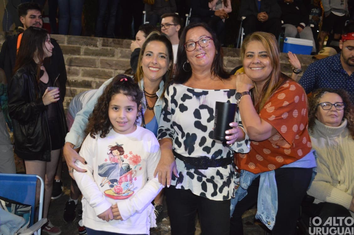 Desfile de rua do Carnaval Regional de Iraí reúne grande público