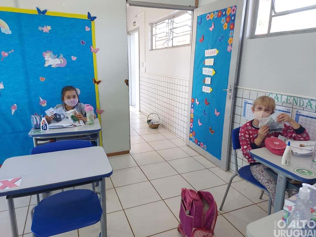 Escolas retomam atividades presenciais