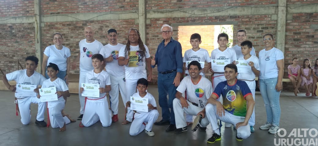 Grupo de capoeira Oxósse realiza exames de graduação e troca de cordéis na região