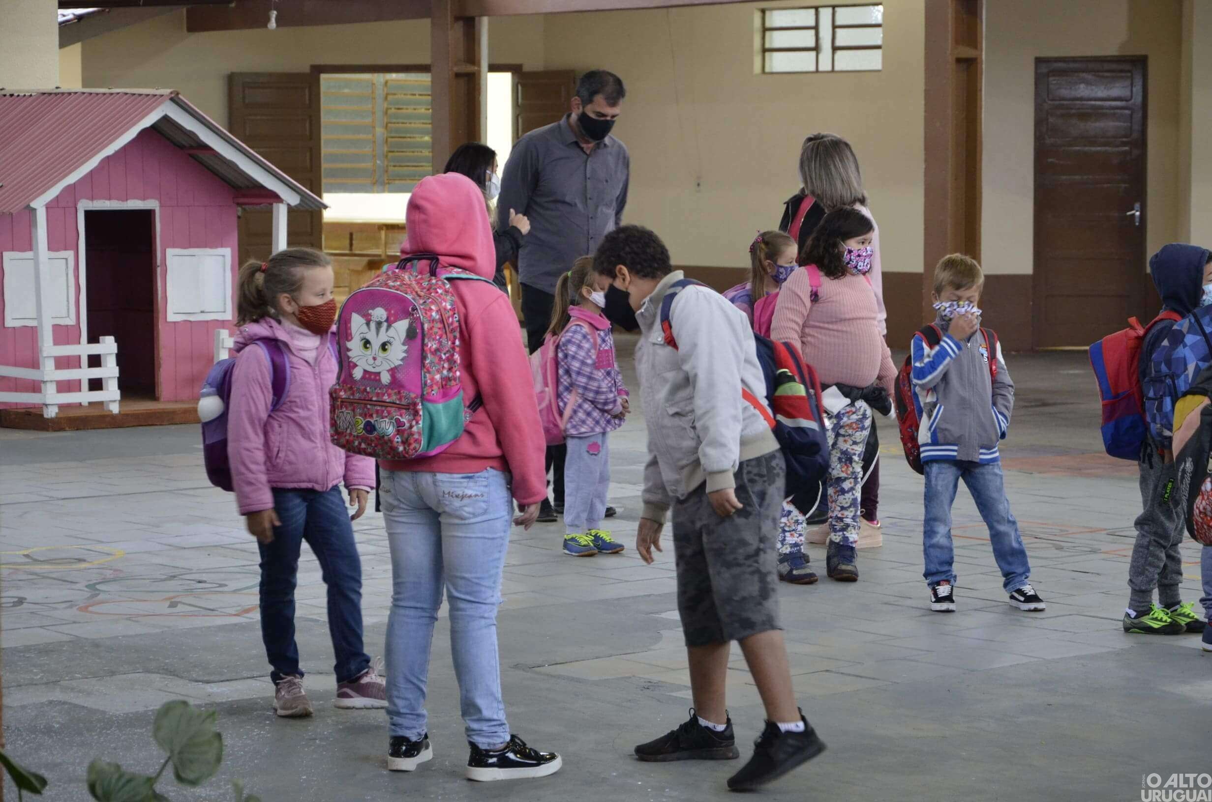 Prefeito em exercício acompanha retomada presencial das aulas em Caiçara