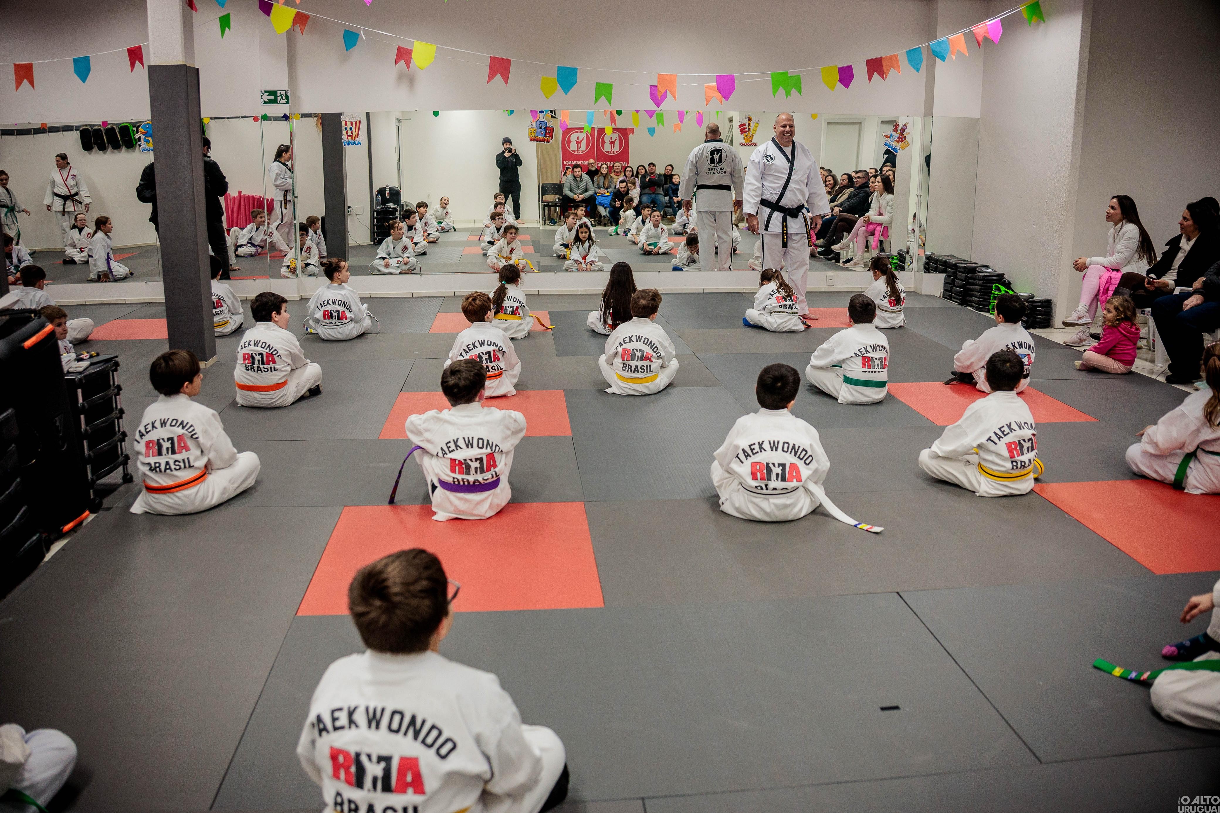 Rede Mestre realiza cerimônia de troca de faixas de Taekwondo