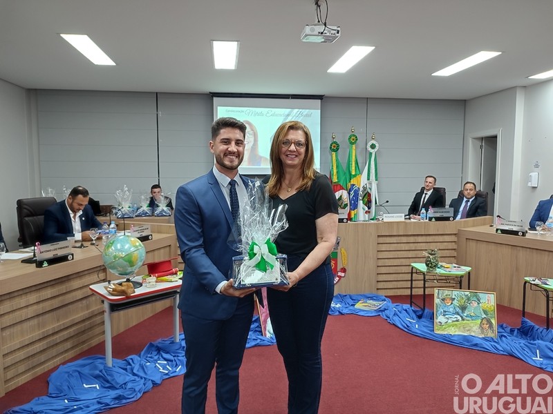 Poder Legislativo valoriza professores com a Condecoração Mérito Educacional Barril