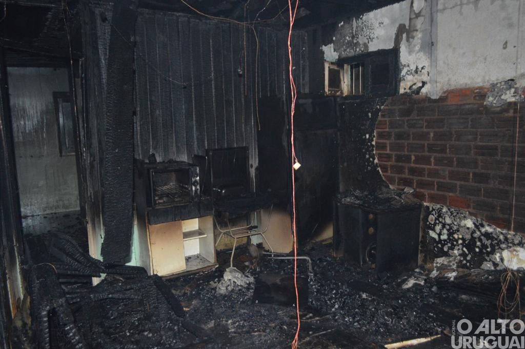 Residência é consumida pelo fogo em FW