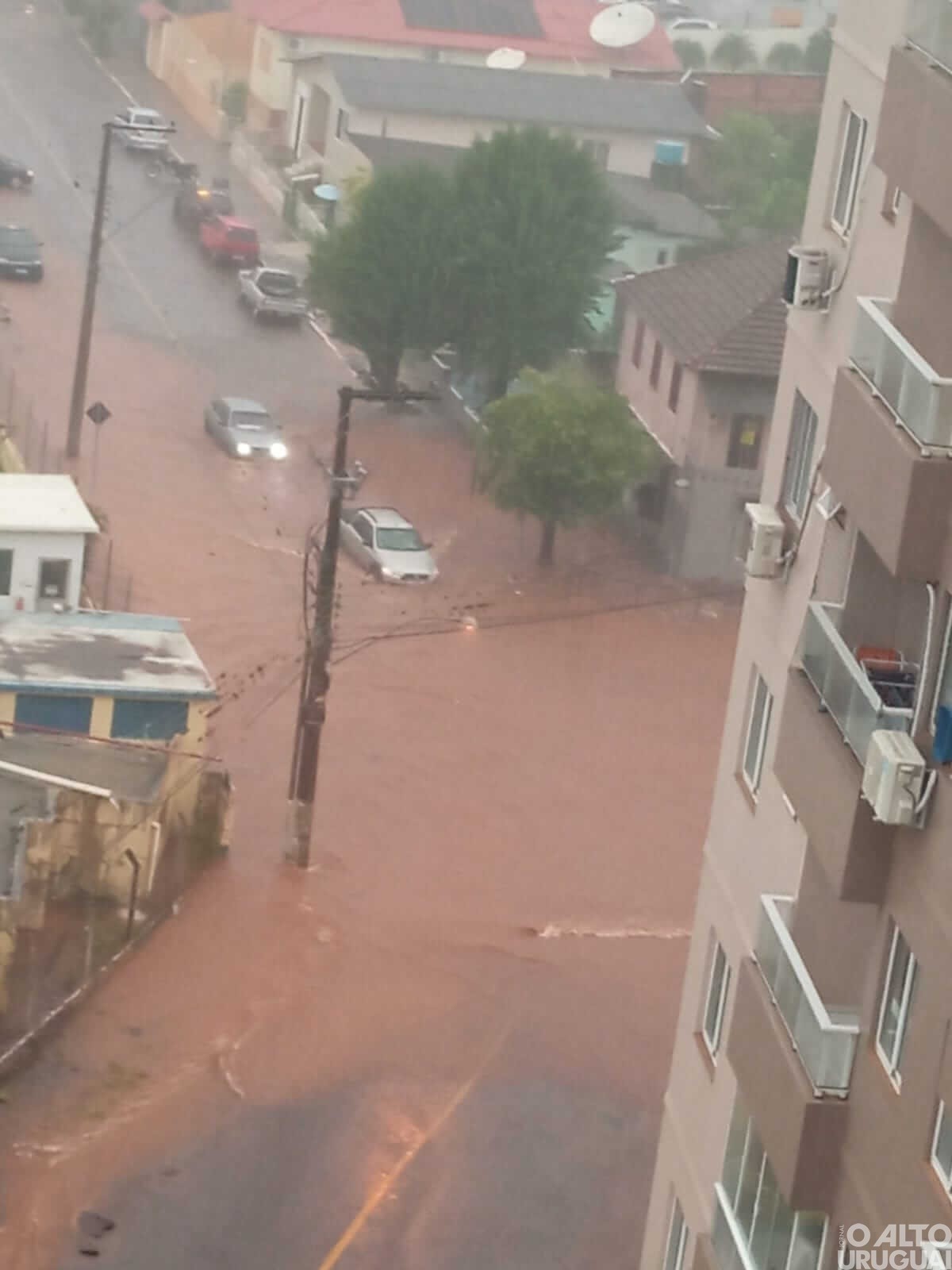 Fortes chuvas causam transtornos e alagamentos em FW