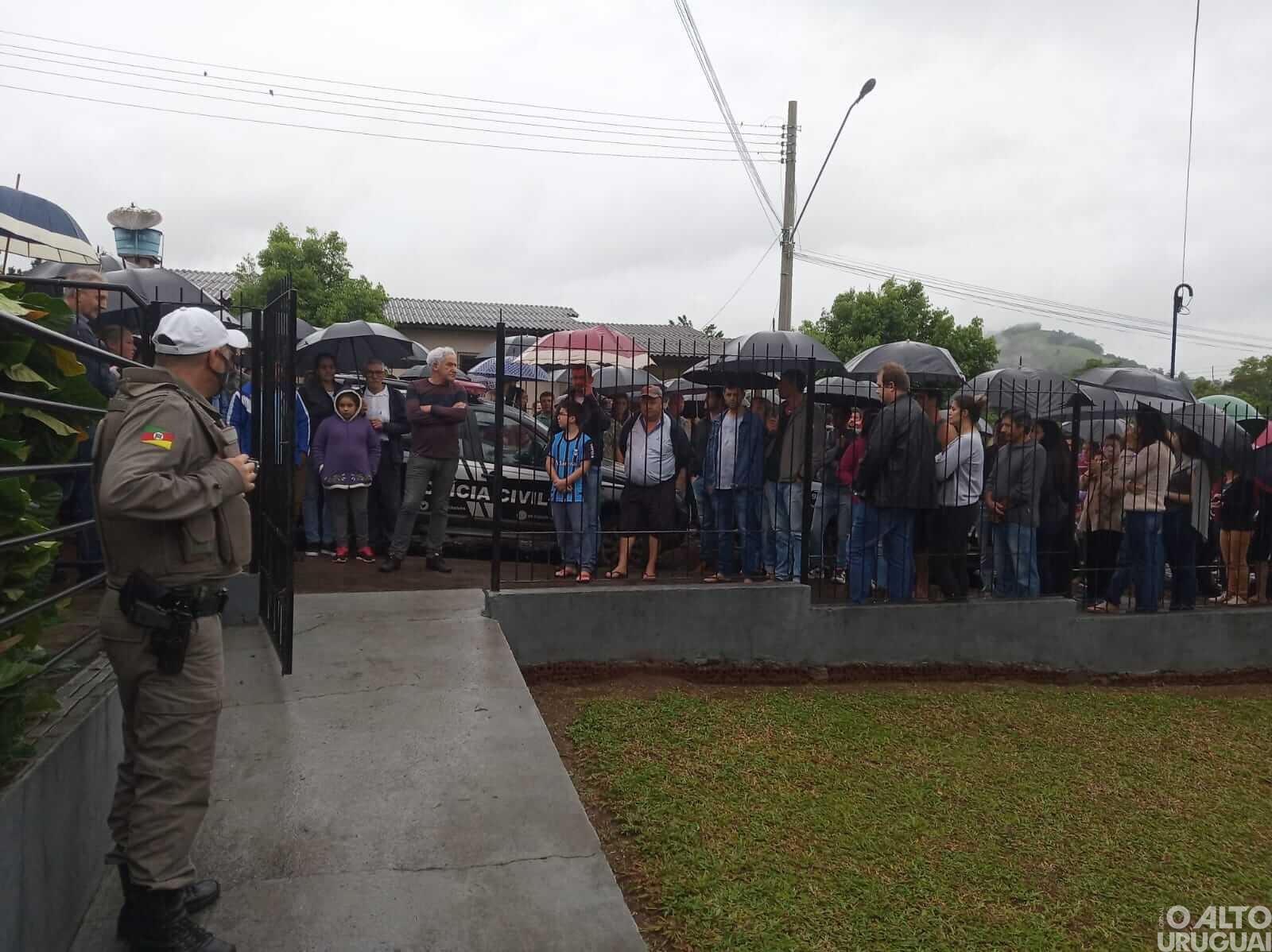 Moradores de Vicente Dutra fazem manifestações pedindo informações sobre morador desaparecido
