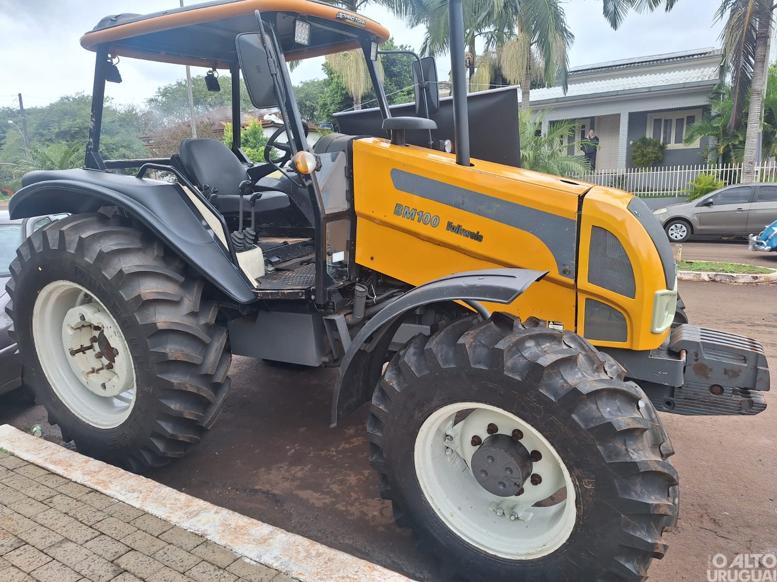 Administração de Cristal do Sul recupera trator abandonado há anos