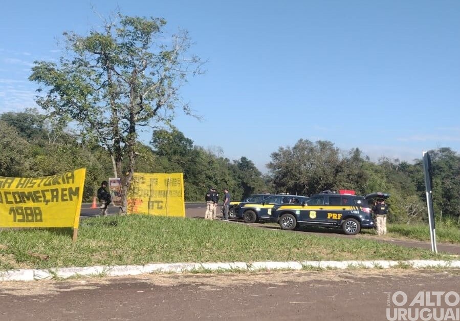Indígenas bloqueiam trecho no Km 11