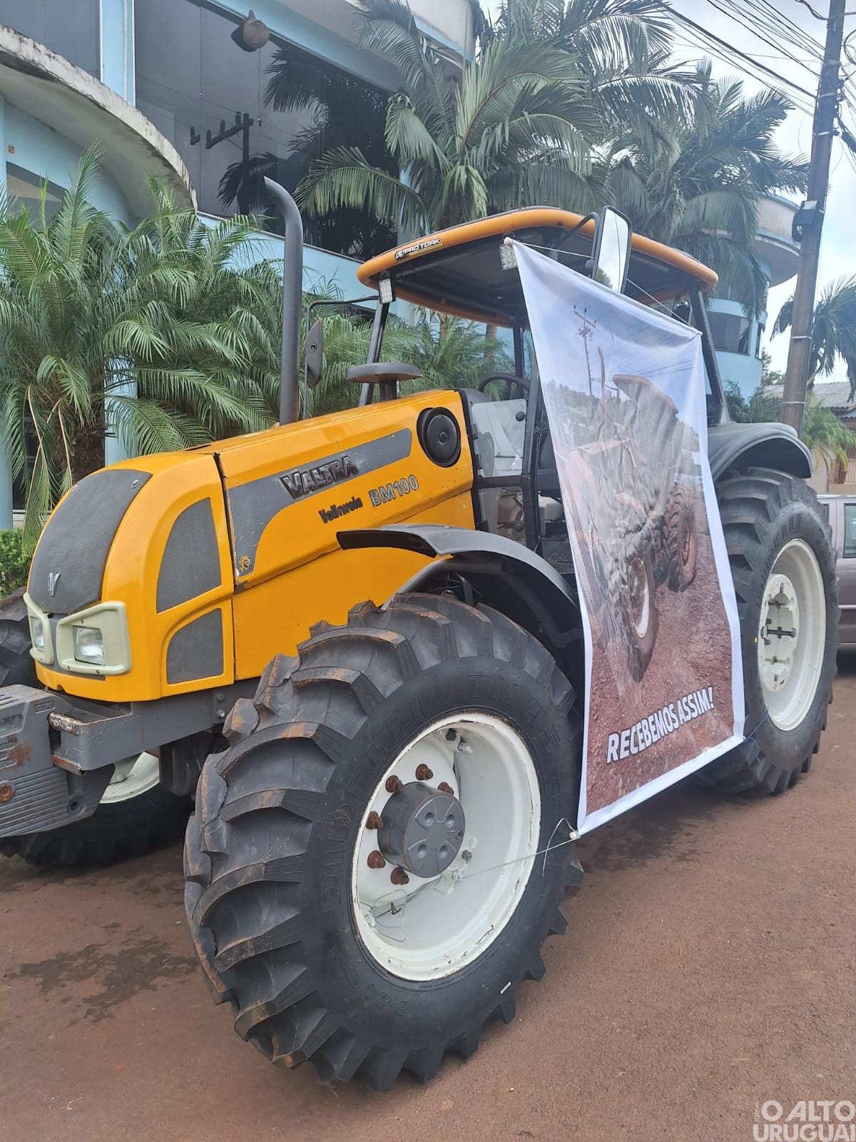 Administração de Cristal do Sul recupera trator abandonado há anos