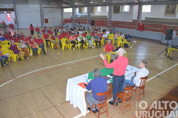 Evento realizado pela Creluz em Pinhal marca o Dia da Árvore