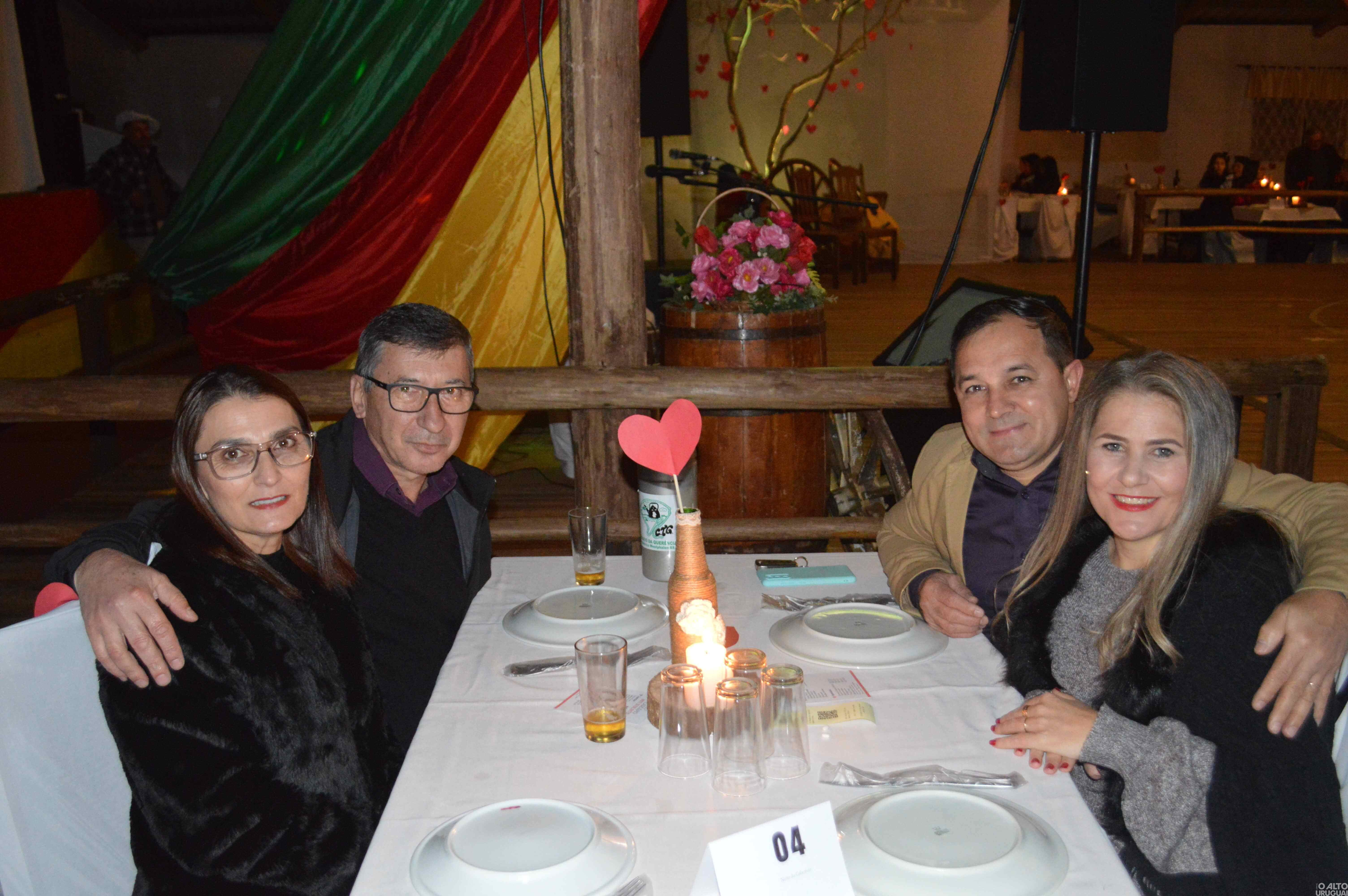 Noite do Galanteio reúne casais no CTG Rodeio da Querência