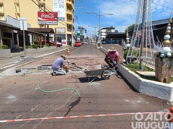 Faixa elevada é instalada na rua Arthur Milani