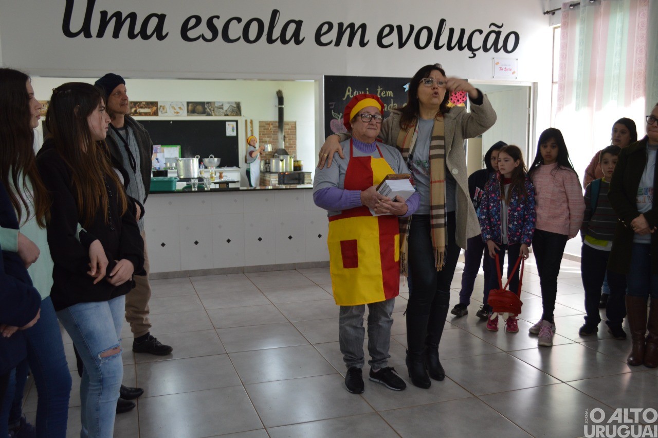 Feira do Livro da Escola Caiçara recebe grande público no primeiro dia