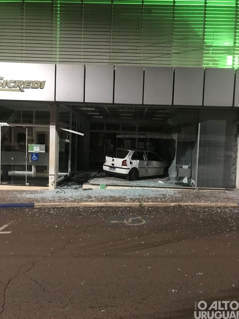 Veículo invade agência bancária em Palmeira das Missões