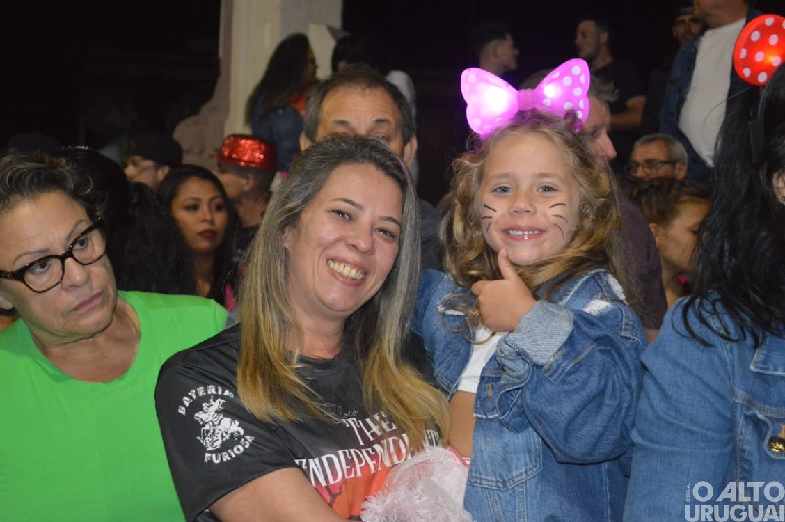 Desfile de rua do Carnaval Regional de Iraí reúne grande público