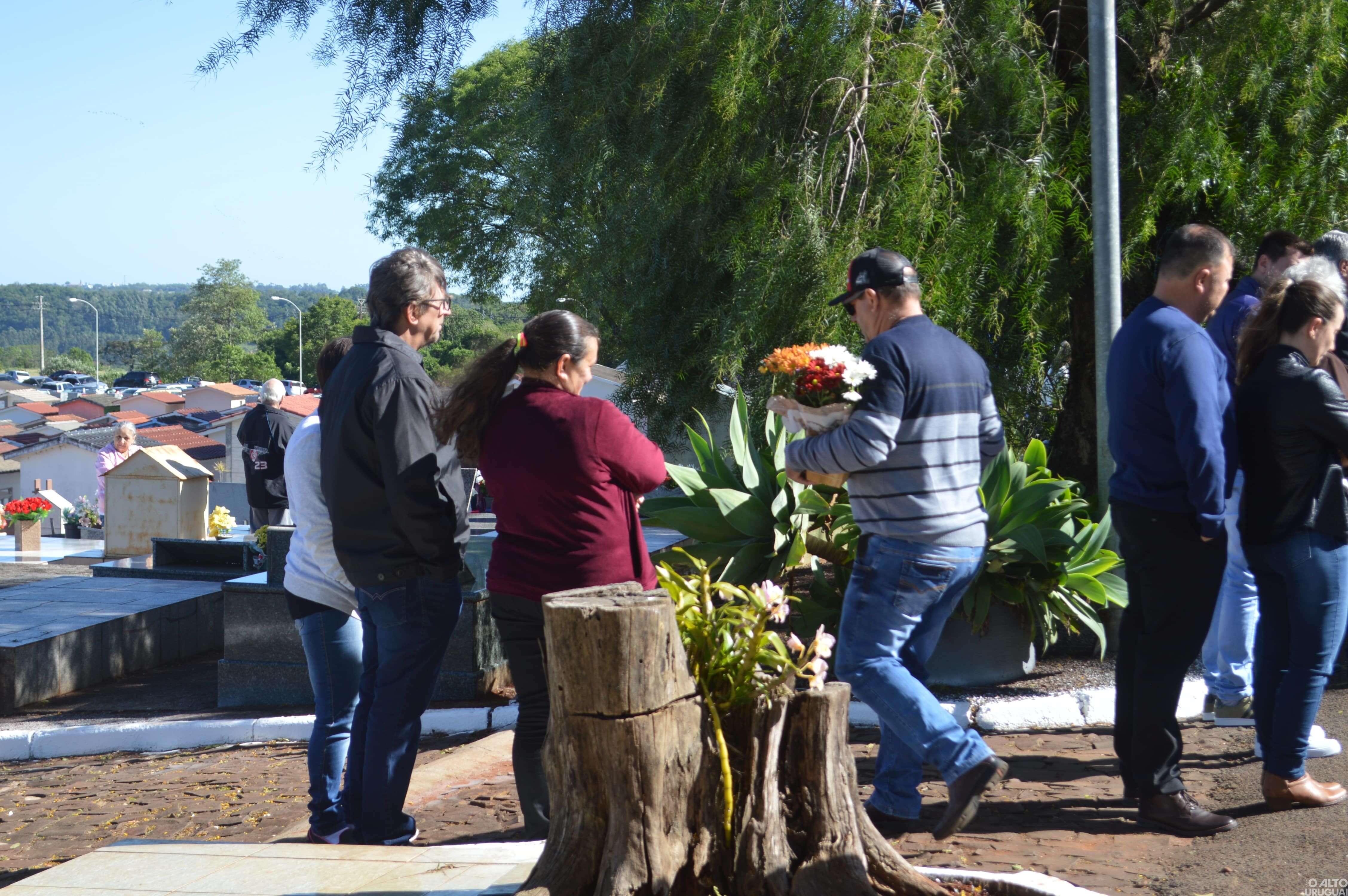 Missas e visitas relembram entes queridos nesse Dia de Finados