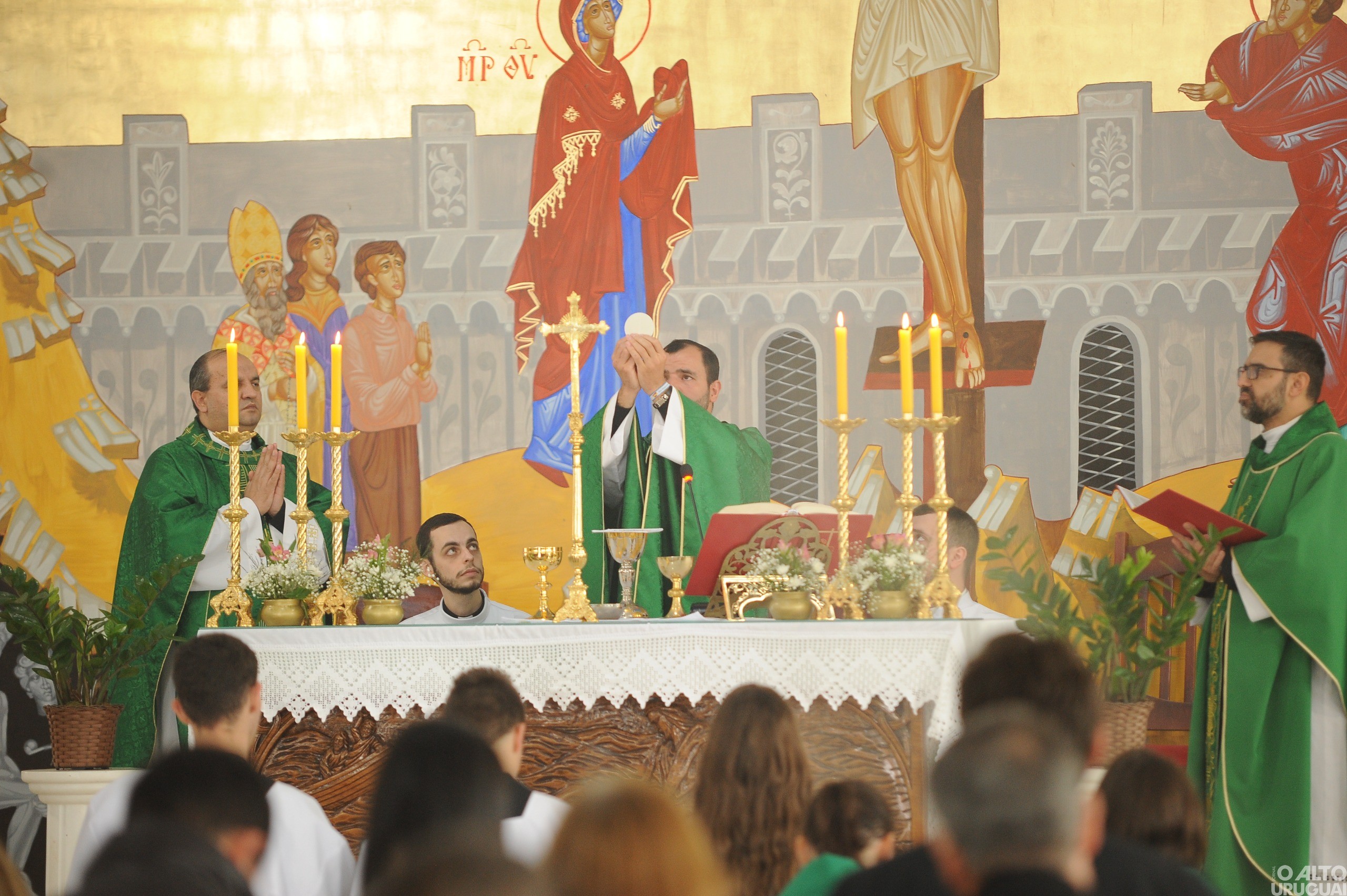 Fiéis participam da primeira missa de Gustavo Balestrin em FW