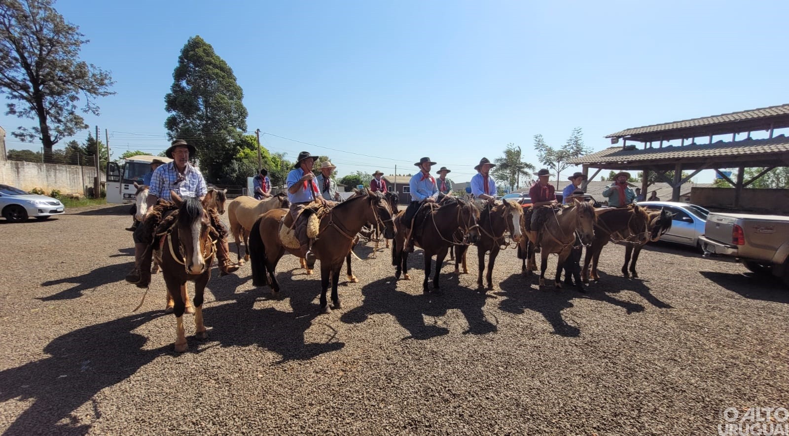 Cavalarianos de Seberi entregam centelha da Chama Crioula 
