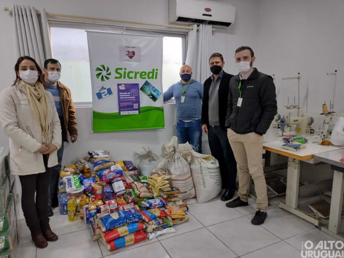 Sicredi entrega 400 quilos de alimentos para o Cras de FW