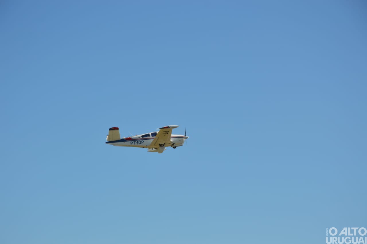 Integrantes do Aeroclube de FW realizam ação de Natal com voos panorâmicos