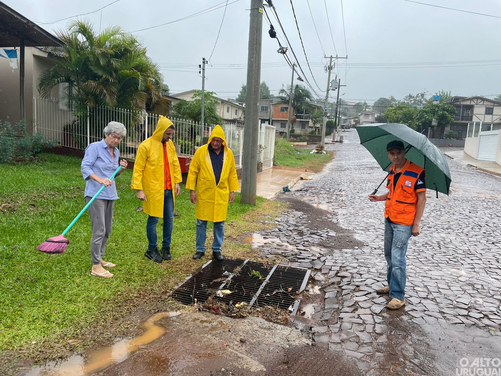 Vice-prefeito de FW ouve demandas de moradores afetados pelo grande volume de chuva