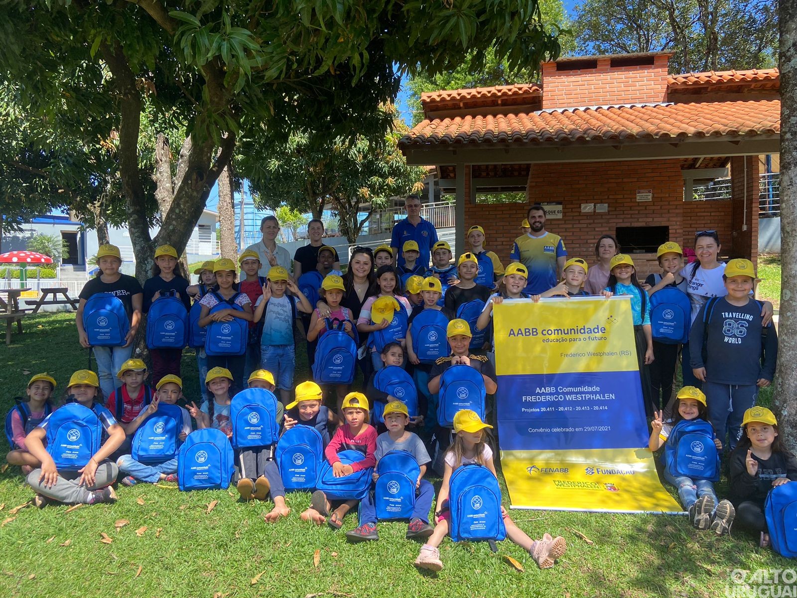 Crianças do AABB Comunidade recebem kits esportivos