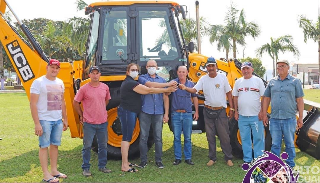 Prefeitura de Ametista do Sul adquire retroescavadeira com recursos próprios