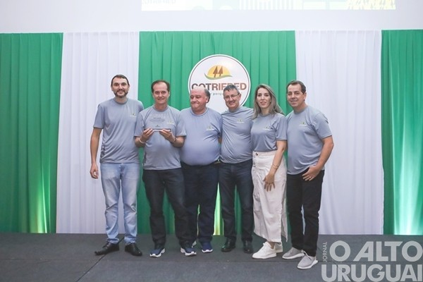Colaboradores da Cotrifred recebem homenagem
