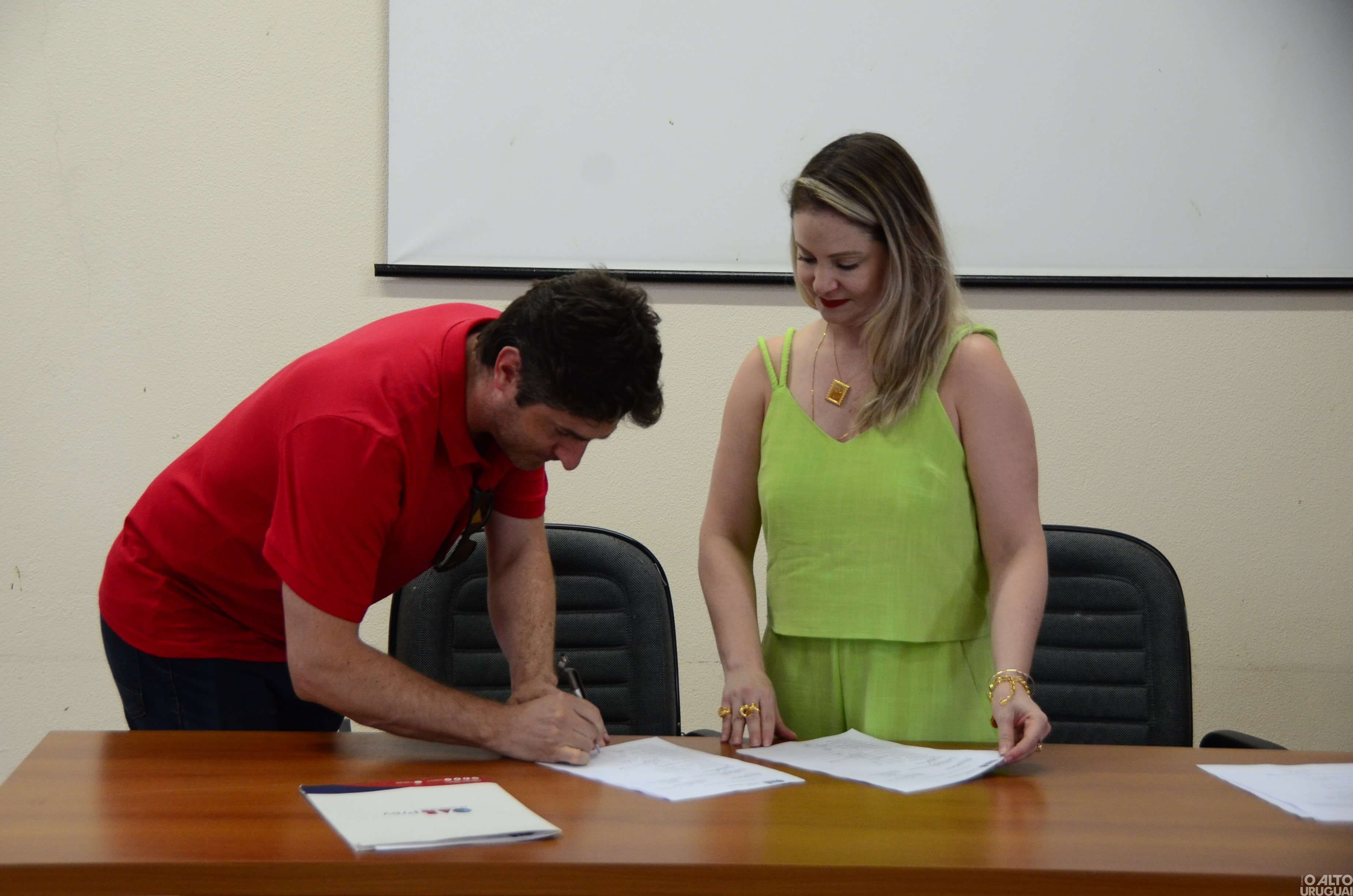 Nova diretoria da Subseção de FW da OAB assina termo de posse