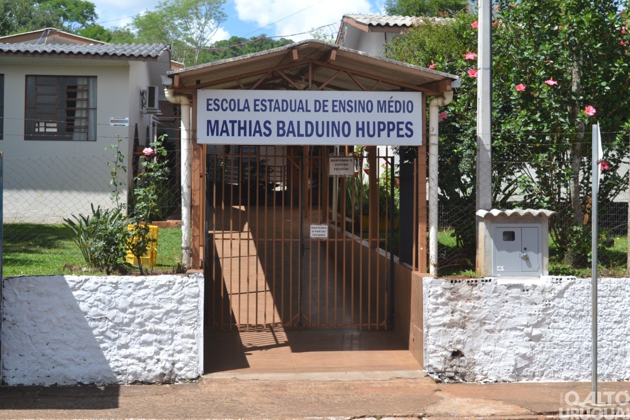 Escola Mathias Balduíno Huppes de Cristal do Sul reinaugura biblioteca