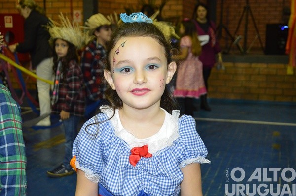 Festa Junina da Escola Irmã Odila Lehnen reúne comunidade em noite de alegria e tradição