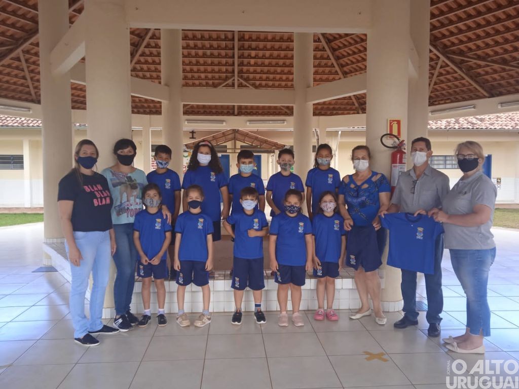 Rodeio Bonito: administração municipal entrega uniformes escolares