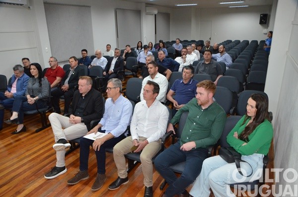 Amng realiza reunião de prefeitos durante Festiplan em Planalto