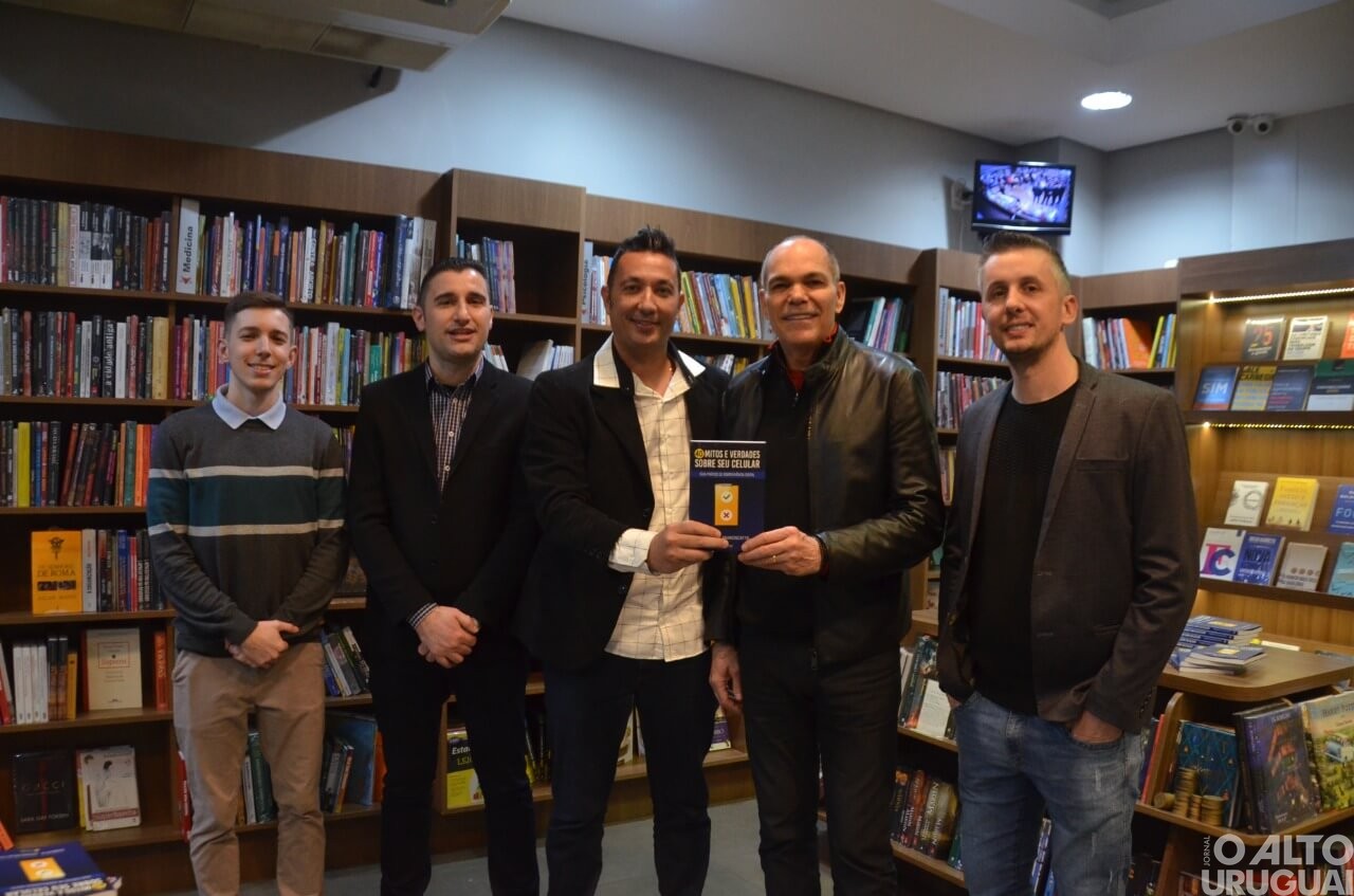 Professor Roberto Franciscatto lança livro pela Vitrola Editora