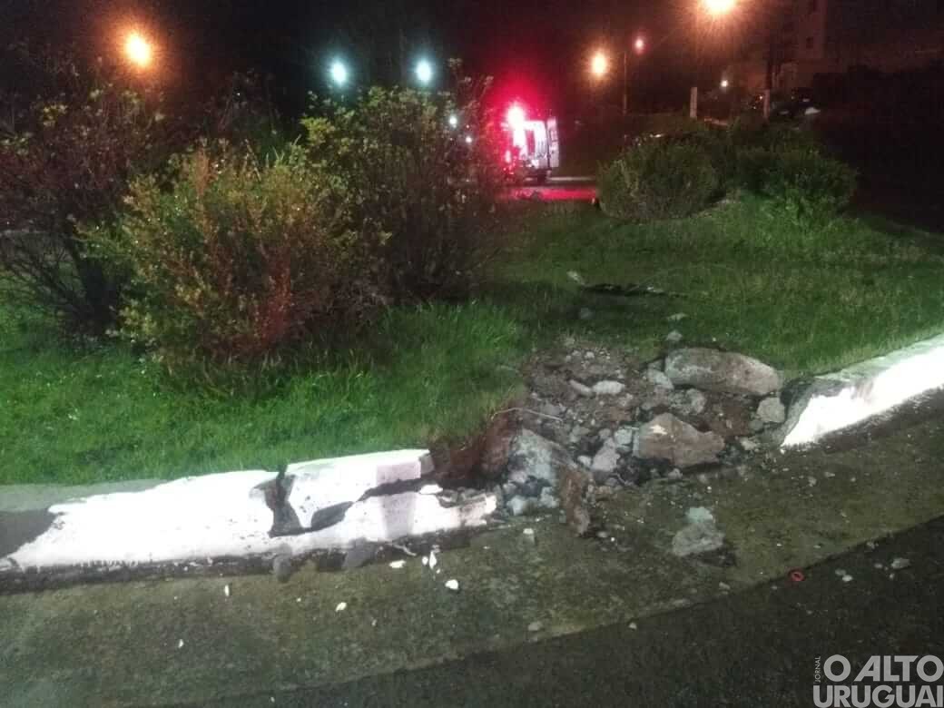 Carro colide em rótula e motorista é projetado para fora do veículo