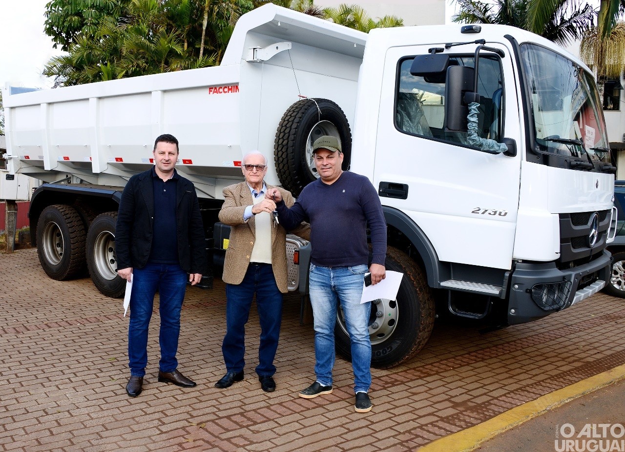 Município de Palmitinho adquire novo caminhão-caçamba