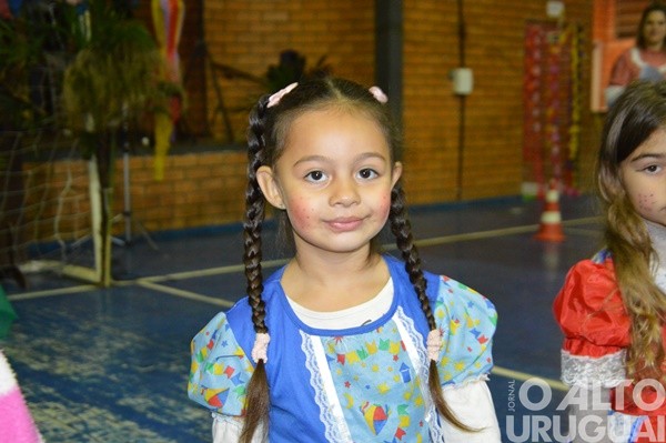 Festa Junina da Escola Irmã Odila Lehnen reúne comunidade em noite de alegria e tradição