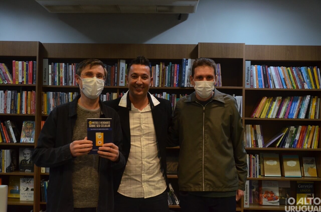 Professor Roberto Franciscatto lança livro pela Vitrola Editora