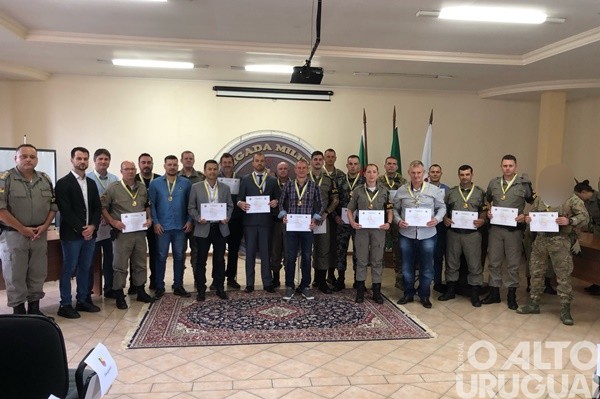 Autoridades são homenageadas pelo 37º BPM