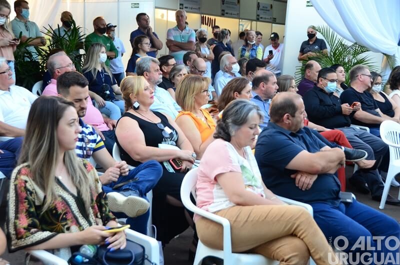 Lideranças de vários municípios prestigiam abertura da 1ª Feira Regional das Agroindústrias
