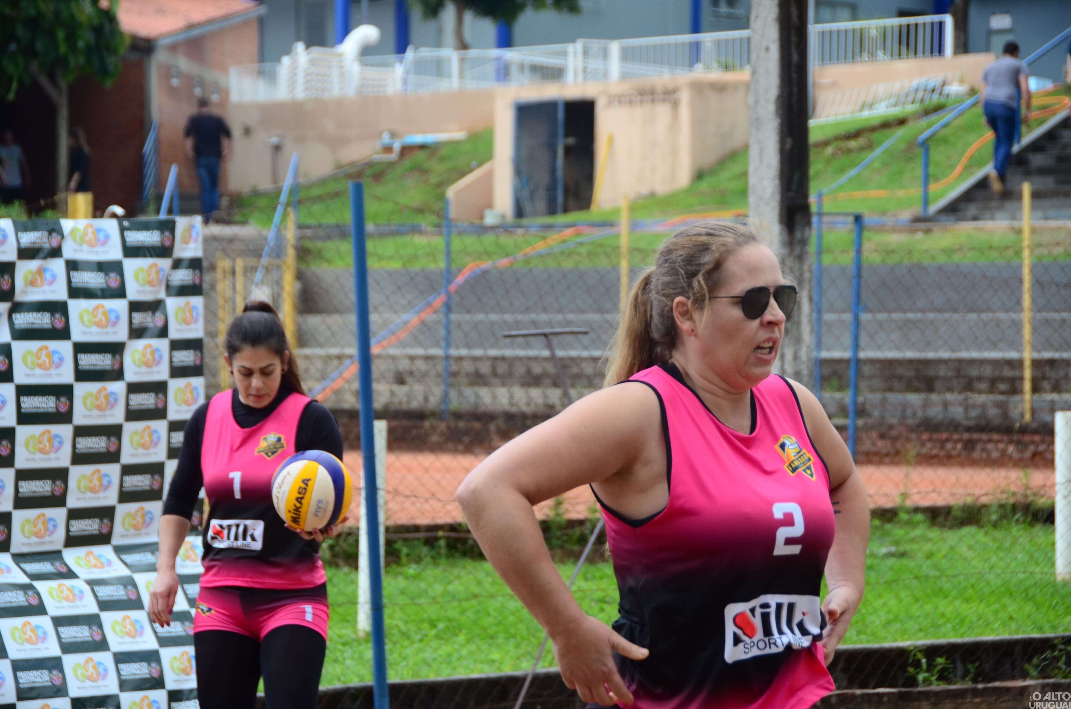 Torneio de vôlei de areia reúne duplas de diversos municípios em FW