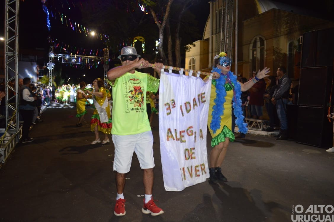 Desfile de rua do Carnaval Regional de Iraí reúne grande público