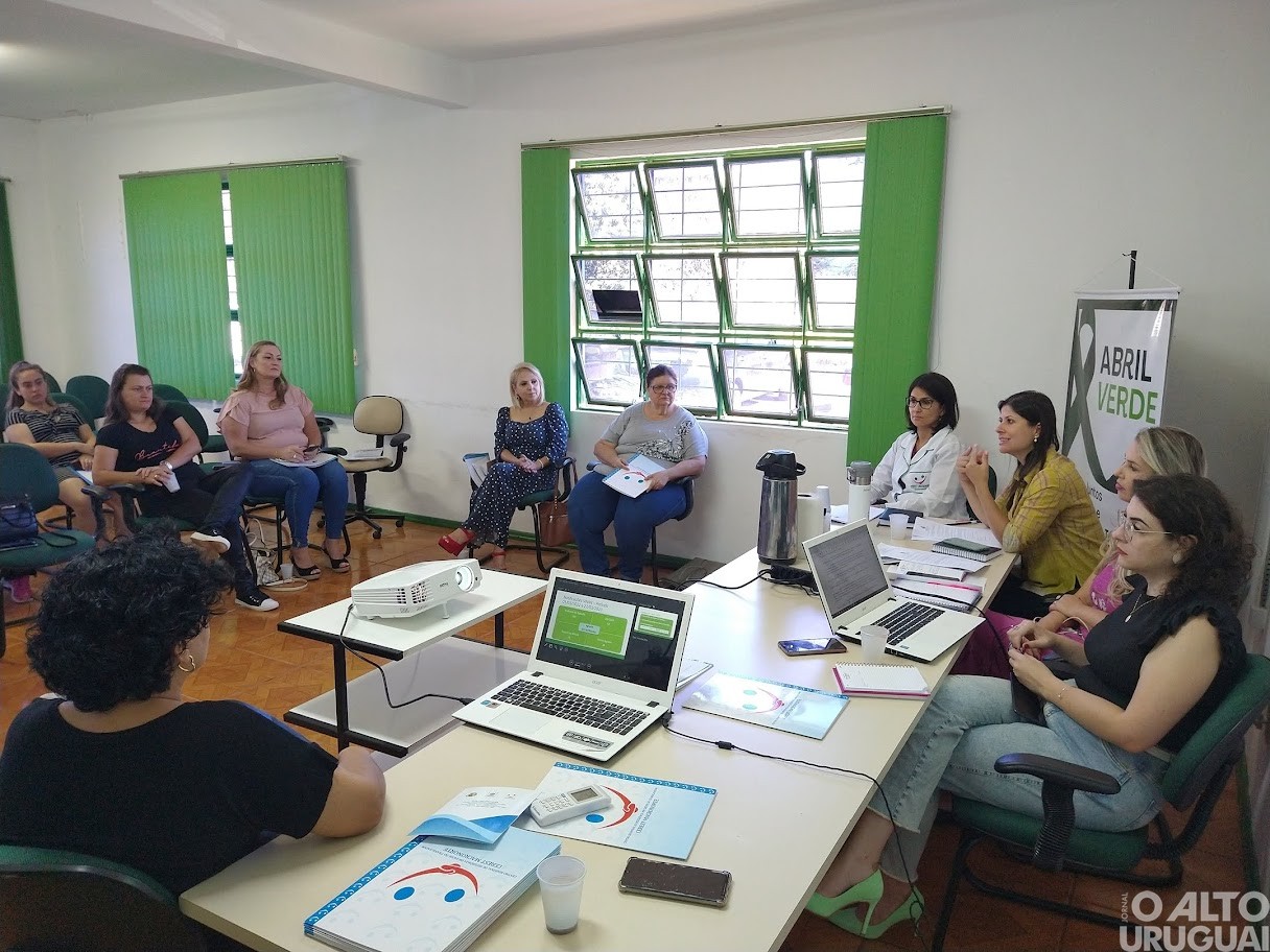 Coordenadora da 20ª CRE participa de reunião de apresentação da Lei Abril Verde