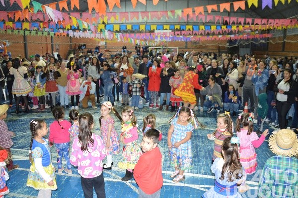 Festa Junina da Escola Irmã Odila Lehnen reúne comunidade em noite de alegria e tradição