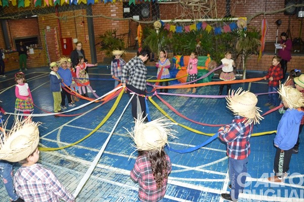 Festa Junina da Escola Irmã Odila Lehnen reúne comunidade em noite de alegria e tradição