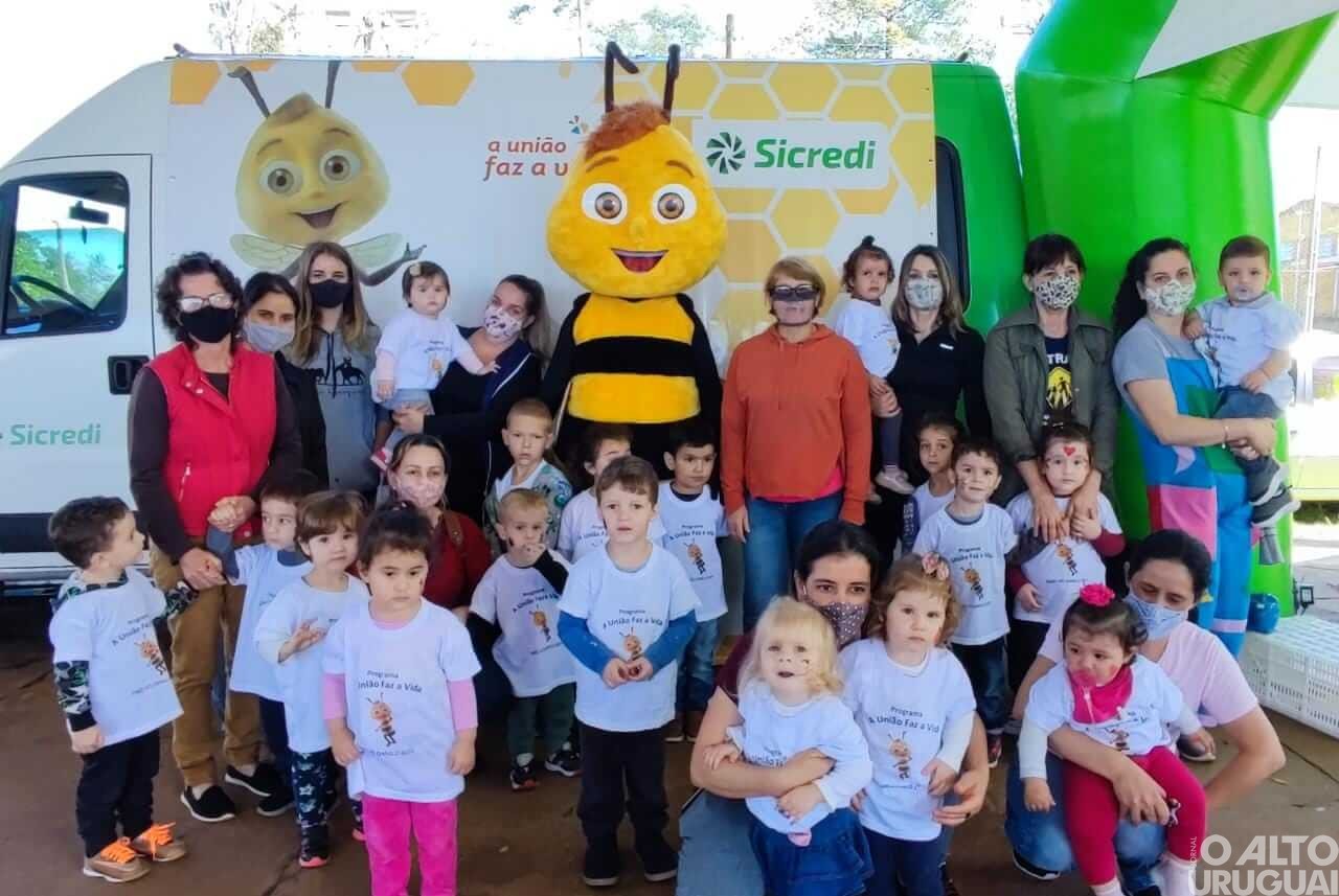 Sicredi realiza ações alusivas ao mês das crianças